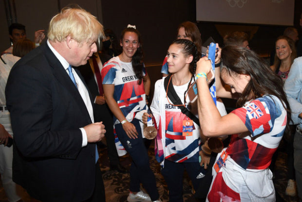 Böyük Britaniyanı təmsil edən azərbaycanlı bacılar: “Boris Conson bizi təbrik etdi”